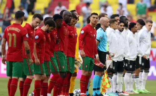 Times enfileirados para a execução dos hinos. (Foto: Getty Images)