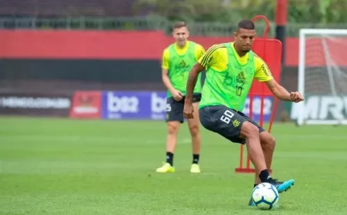Vinícius em treino ainda pelo Flamengo de Jorge Jesus. Hoje o volante brilha na Europa (Foto: Alexandre Vidal/Flamengo)