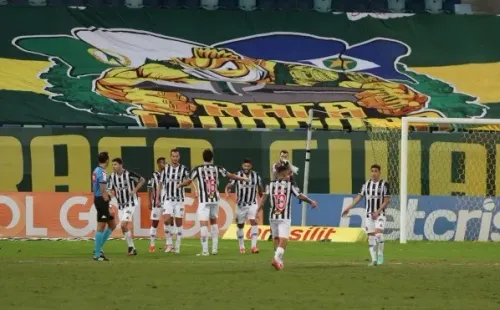 Atlético-MG em campo contra o Cuiabá. (Foto: Gil Gomes/AGIF)