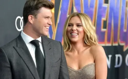 Colin Jost e Scarlett Johansson. Foto: Getty Images