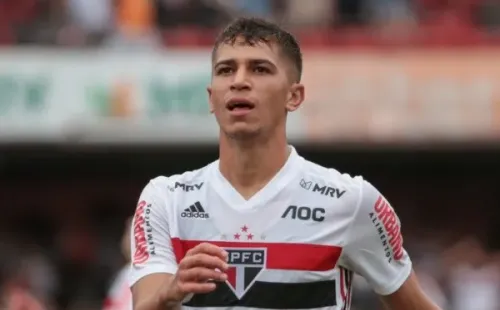 Vitor Bueno é reserva no time de Crespo e ganha salário alto no São Paulo (Foto: Marcello Zambrana/AGIF)