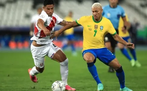 Richarlison em campo contra o Peru. (Foto: Getty Images)