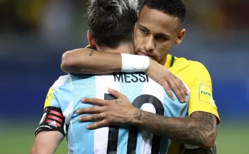 Lionel Messi e Neymar se cumprimentam antes do jogo válido pelas Eliminatórias da Copa do Mundo de 2018, no Mineirão, em 2016 (Foto: Getty Images)