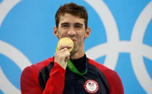 Michael Phelps beijando a medalha de ouro nos Jogos Olímpicos de 2016, no Rio de Janeiro (Foto: Getty Images)