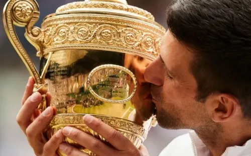 Novak Djokovic beijando o troféu de campeão de Wimbledon (Foto: Getty Images)