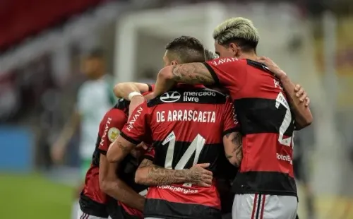 Flamengo em campo comemorando gol. (Foto: Thiago Ribeiro/AGIF)
