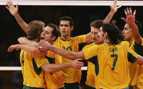 Seleção Brasileira de Vôlei se reúne durante partida nas Olimpíadas de Atenas-2004 (Foto: Getty Images)