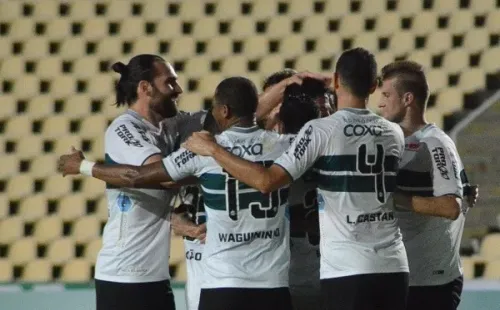 Grupo do Coritiba comemora gol na vitória contra o Sampaio Corrêa (Foto: Ronald Felipe/AGIF)