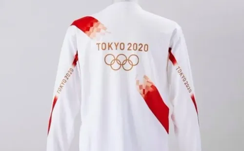 Uniforme dos carregadores da tocha olímpica. Vestimenta tem as cores da bandeira do país, branco e vermelho (Foto: Reprodução)