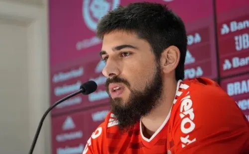 Zagueiro uruguaio demorou apenas 3 jogos para cair na graça do torcedor do Internacional (Foto: Ricardo Duarte/Internacional)