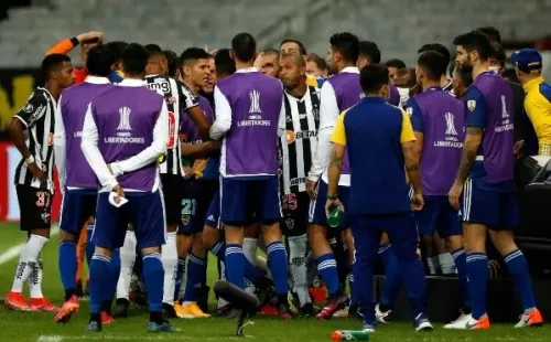 Jogadores do Boca Juniors passam a noite na delegacia para prestar depoimentos após confusão no jogo contra o Atlético-MG. (Getty Images)