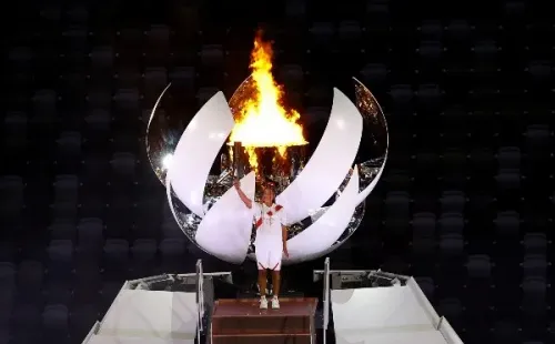 Naomi Osaka acendendo a tocha olímpica (Foto: Getty Images)