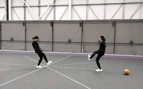 Rosie e Mollie Kmita fazendo a captura de movimento para o jogo (Reprodução/Sports Interactive)