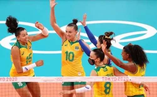 Brasileiras do vôlei comemoram após ponto marcado contra a Coréia do Sul (Foto: Getty Images)