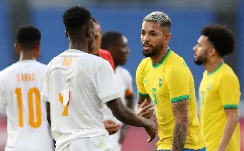 Douglas Luiz discute com jogador da Costa do Marfim após ser expulso durante jogo entre Brasil e Costa do Marfim (Foto: Getty Images)