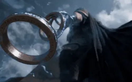 Poderes do vilão do filme são originados a partir do uso dos dez anéis criados pela raça alienígena Makluan (Créditos: reprodução/Youtube/MarvelBrasil)
