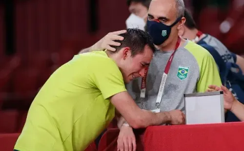 Calderano foi consolado pelo seu treinador após sofrer a derrota | Crédito: Getty Images