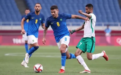 Bruno Guimarães comanda a bola no meio campo (Getty Images)