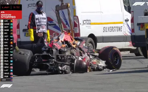 Carro de Verstappen após batida por toque com Hamilton em Silverstone (Foto: Reprodução)