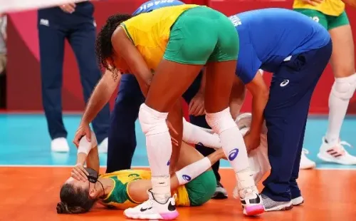 Macris cai com muitas dores após torcer o tornozelo (Foto: Getty Images)