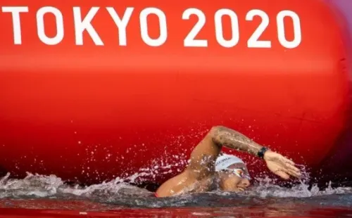 Ana Marcela Cunha nadando para o ouro em Tóquio (Foto: Jonne Roriz/COB)