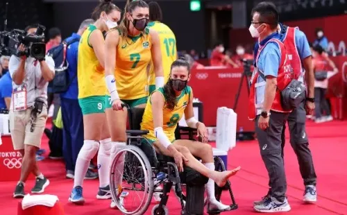 Macris precisou sair de cadeira de rodas no jogo contra o Japão (Foto: Getty Images)