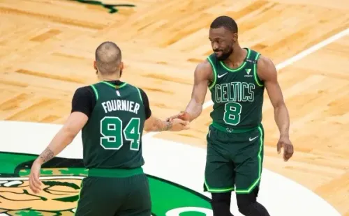 Kemba Walker cumprimentando Evan Fournier durante jogo do Boston Celtics (Getty Images)