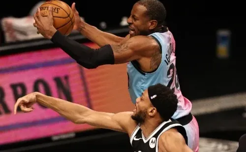Andre Iguodala tenta uma bandeja em partida do Miami Heat contra o Brooklyn Nets (Getty Images)