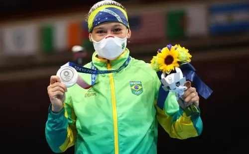 Beatriz Ferreira com sua medalha de prata no boxe (Getty Images)
