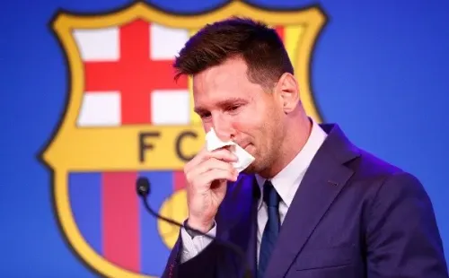 Lionel Messi chora durante sua coletiva de despedida do Barcelona (Getty Images)