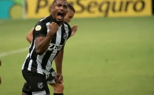 Saulo saiu do Vozão como artilheiro na temporada 2021 e já estreou com o pé direito no Japão (Foto: Kely Pereira/AGIF)