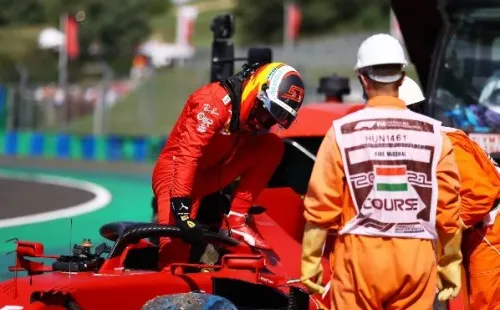 Carlos Sainz após batida na classificação do GP da Hungria (Foto: Getty Images)