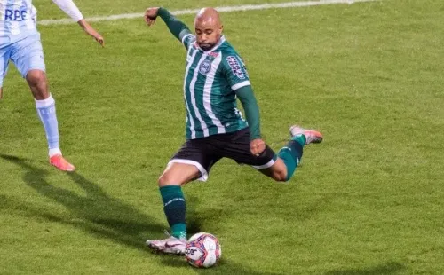 Romário pode entrar na lateral esquerda, já que Guilherme Biro está suspenso (Foto: Robson Mafra/AGIF)