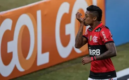Bruno Henrique comemorando gol contra o Sport. (Foto: Thiago Ribeiro/AGIF)