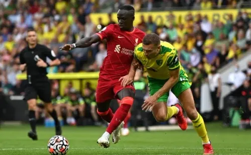 Sadio Mané disputa a posse de bola em partida do Liverpool contra o Norwich City (Getty Images)
