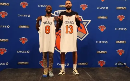 Kemba Walker e Evan Fournier posam com a camisa do New York Knicks (Getty Images)