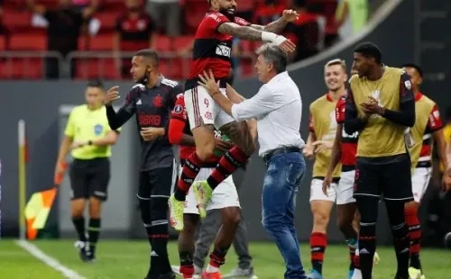 Gabigol comemorando gol com Renato Gaúcho. (Foto: Getty Images)