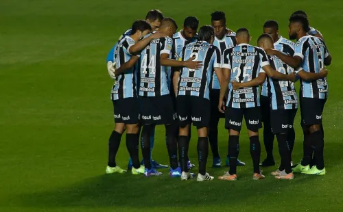 Jogadores do Grêmio abraçados. Foto: Getty Images