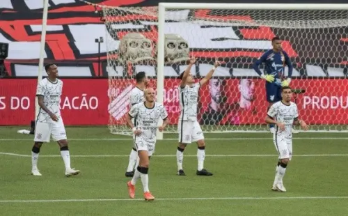 Roni comemorando gol. (Foto: Robson Mafra/AGIF)