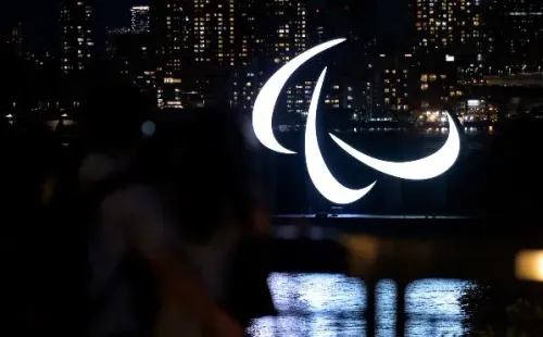 O símbolo paralímpico iluminado na noite japonesa. (Foto: Getty Images)