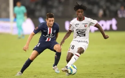 Eduardo Camavinga é marcado por Ander Herrera durante partida entre PSG e Stade Rennes (Getty Images)