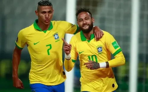 Richarlison e Neymar defendendo a seleção brasileira. (Foto: Getty Images)