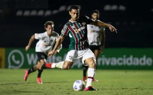 Fred marca de pênalti contra o Atlético-MG
