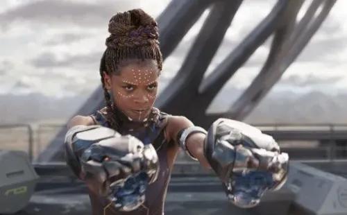 Na trama, Letitia interpreta Shuri, irmã de T’challa. (Imagem: Reprodução/Marvel)