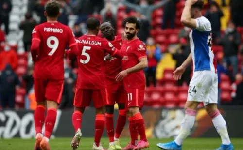 Jogadores do Liverpool se abraçam após gol. Foto: Getty Images