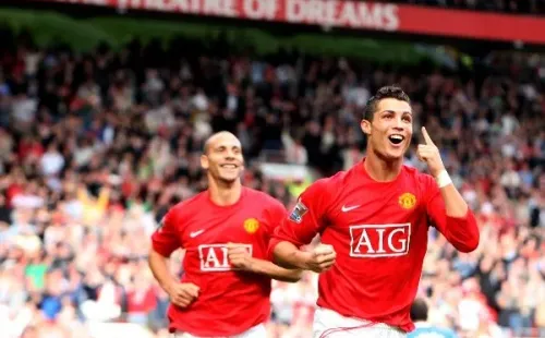 Cristiano Ronaldo comemora gol próximo de Rio Ferdinand (ao fundo) durante partida do Manchester United (Getty Images)