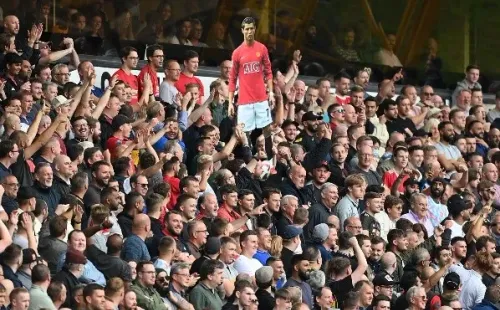 Imagem de Cristiano Ronaldo aparece entre os torcedores do Manchester United (Getty Images)