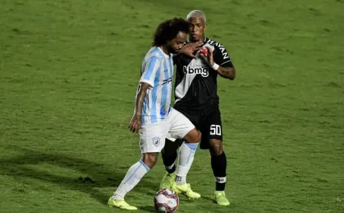 Juninho, do Vasco, disputa lance com Celsinho, do Londrina, durante partida entre Londrina e Vasco em São Januário (Thiago Ribeiro/AGIF