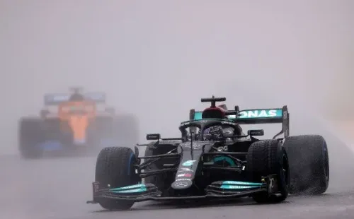Hamilton pede que Fórmula 1 reembolse fãs após GP da Bélgica ser interrompido por conta da grande chuva. (Foto: Getty Images)
