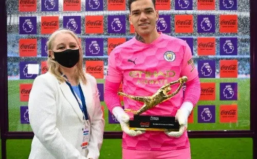 Ederson recebe o prêmio Luva de Ouro após excelente temporada com o Manchester City, em 2020/21 (Getty Images)